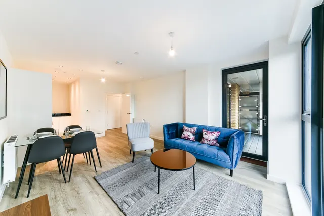 Lakeside Drive, London, NW10, photo 1