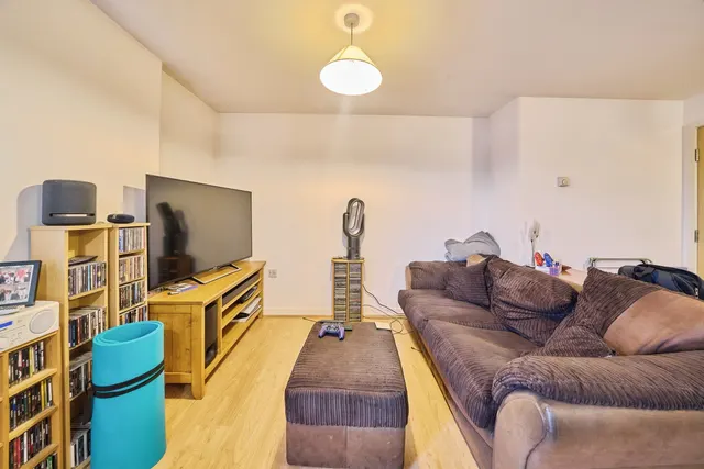 Chertsey Road, Feltham, TW13, photo 1