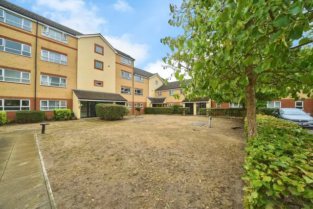 Chertsey Road, Feltham, TW13, photo 1