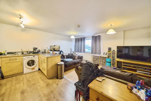 Chertsey Road, Feltham, TW13, photo 3