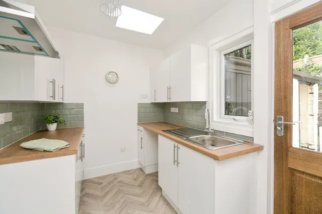 Llewelyn Road, Colwyn Bay, LL29, photo 3