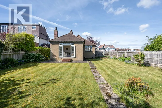 Newbury Gardens, Epsom, KT19, photo 1