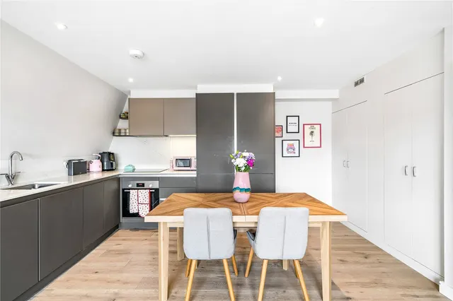 Aboyne Road, London, SW17, photo 2
