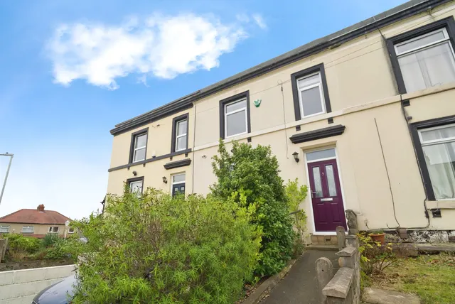 Woodside Road, Huddersfield, HD4, photo 1