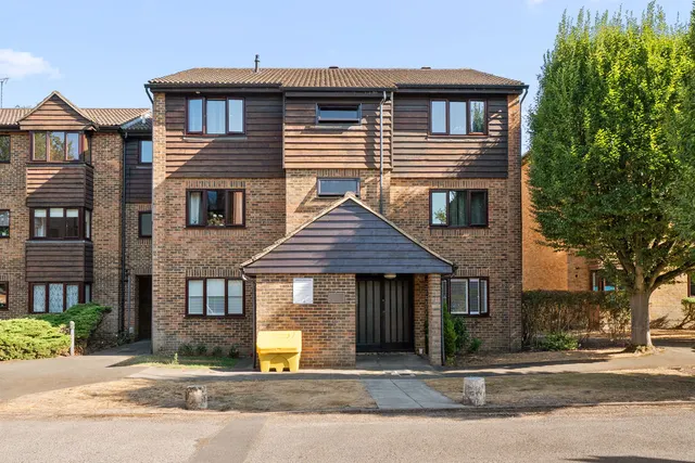 Collingwood Place, Walton-On-Thames KT12 1LU, photo 1