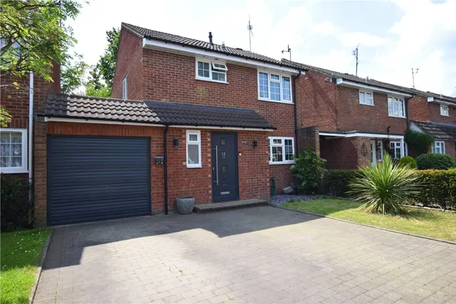 Sidlaws Road, Farnborough, Hampshire, GU14 9JN, photo 1