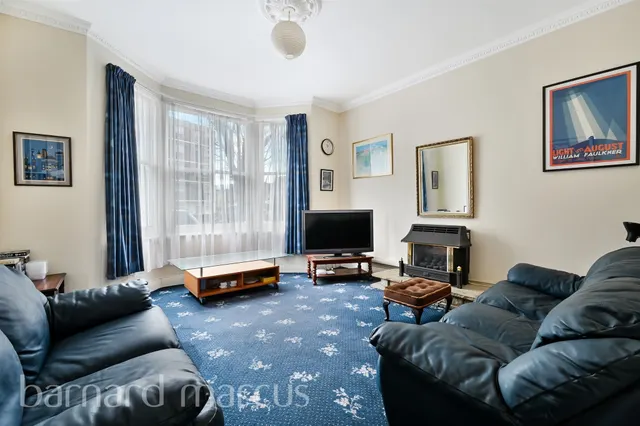 Holdernesse Road, London, photo 1