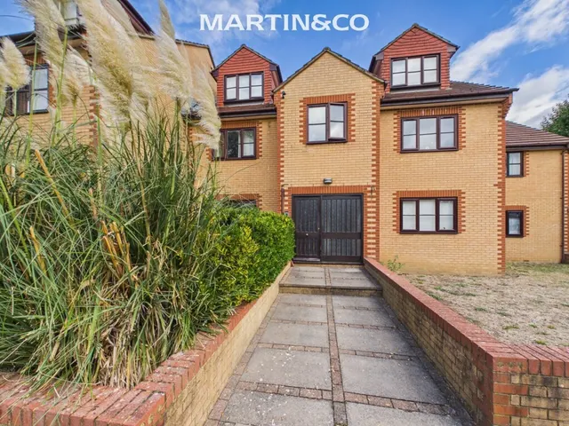 Blenheim Court, Staines-upon-Thames, TW18, photo 1