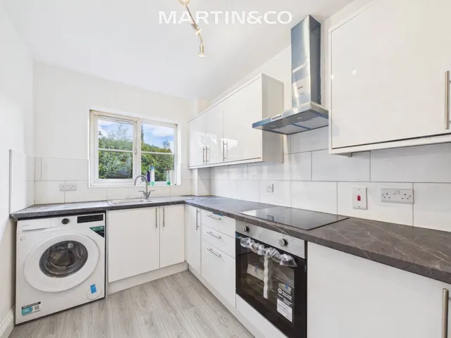 Blenheim Court, Staines-upon-Thames, TW18, photo 3