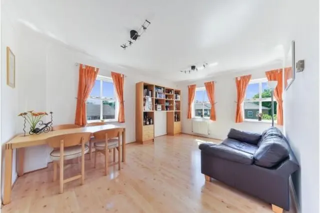 Photo 2 — 2 Highfield Close, London