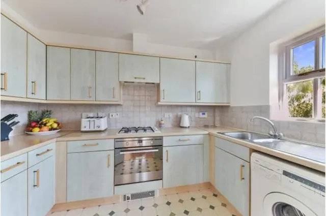 Photo 3 — 2 Highfield Close, London