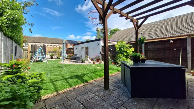 Photo 2 — Beech Close, MARKET DEEPING, PE6