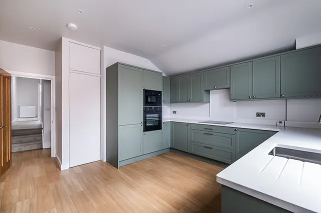 Upper Richmond Road, London, SW15, photo 1