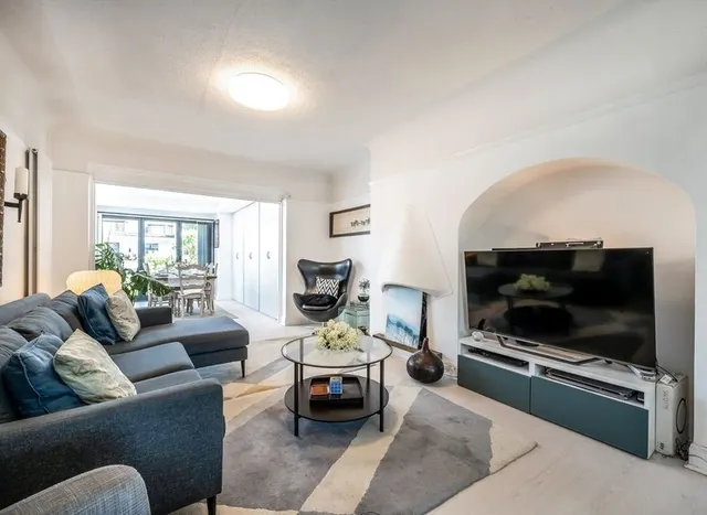 Photo 3 — Camborne Way, Hounslow, TW5