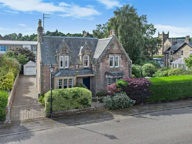 St. James Street, Dingwall, Ross-Shire, IV15 9JA, photo 1