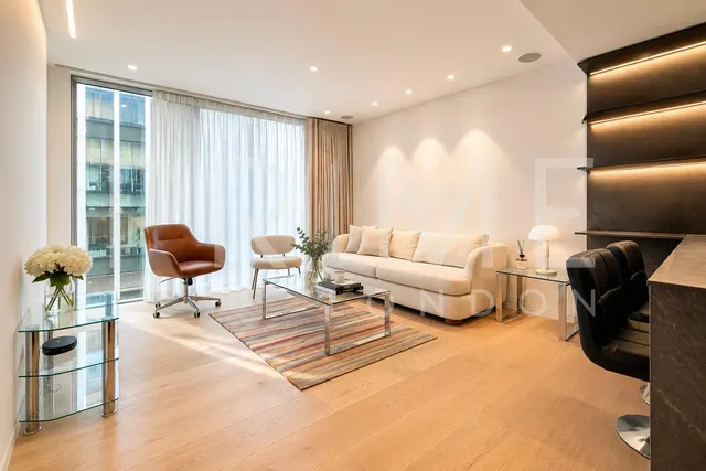 Buckingham Palace Road, London, SW1W, photo 1
