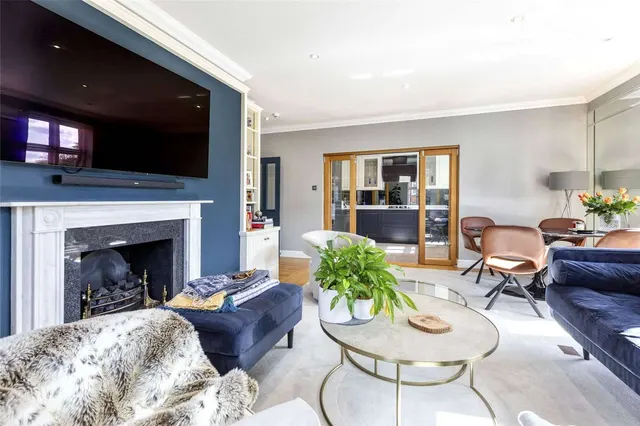 Holloway Drive, Virginia Water, GU25, photo 3