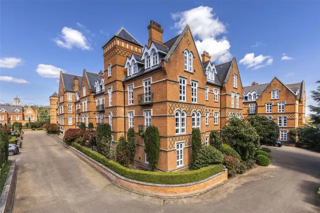 Holloway Drive, Virginia Water, GU25, photo 1
