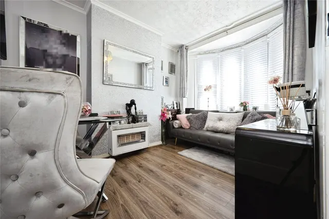 Photo 2 — Kingsway, Luton, Bedfordshire, LU4
