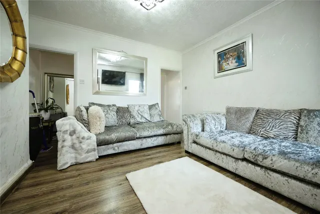 Photo 3 — Kingsway, Luton, Bedfordshire, LU4
