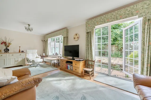 Laura Close, Enfield, photo 1