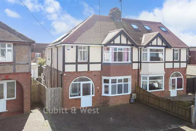 Livesay Crescent, Worthing, BN14, photo 1