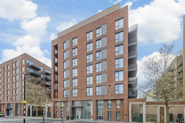 3 bedroom flat, Regal Walk, Bexleyheath, DA6