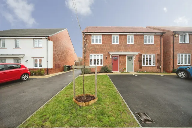 Claridge Crescent, Eagle Farm South, Milton Keynes, photo 1