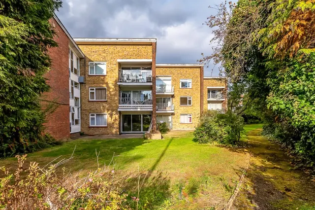 2 bedroom flat, Court Road, SE9
