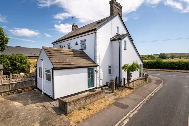 Marsworth Road, Pitstone, photo 1
