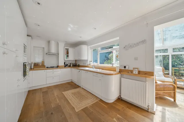 Photo 3 — Wychwood Rise, Great Missenden, HP16