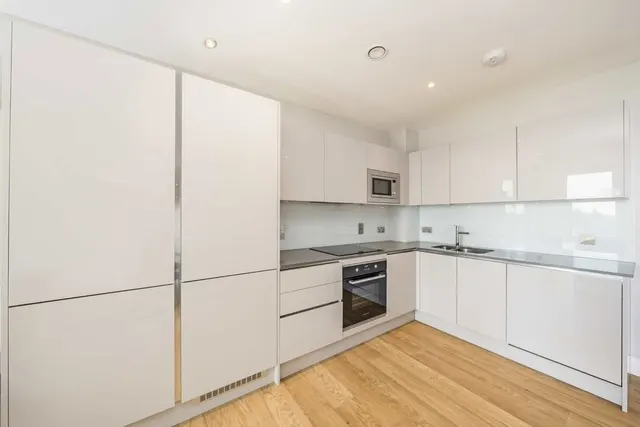 Plough Lane, SW17, photo 3