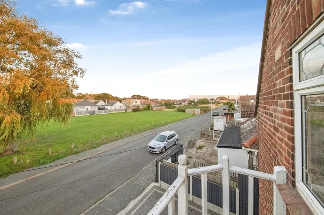 Garden Road, Jaywick, CO15, photo 2