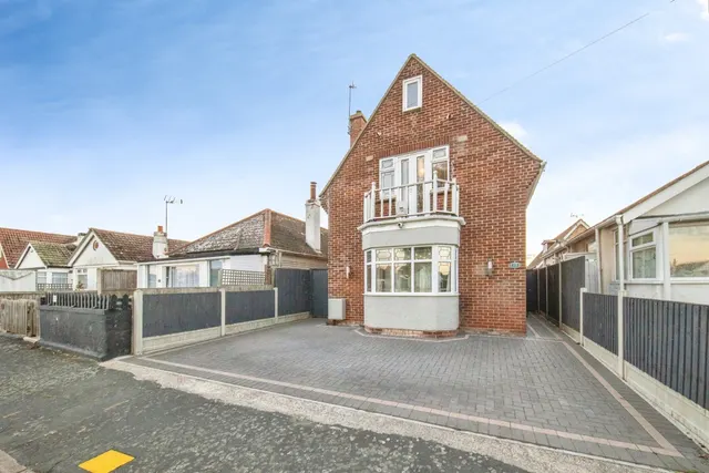 Garden Road, Jaywick, CO15, photo 1
