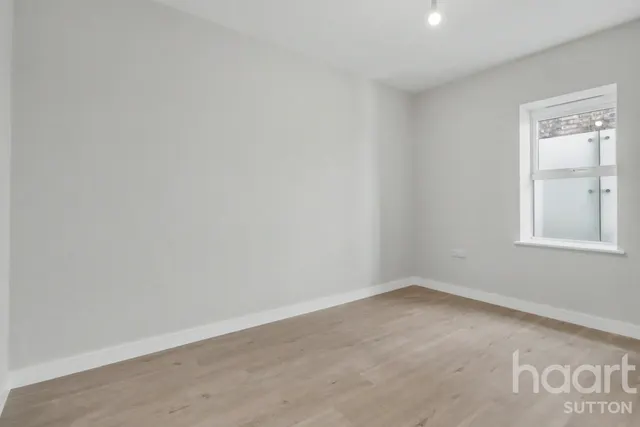 Sutton Court Road, SM1, photo 3