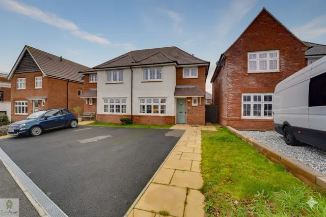 Oberton Gardens, Stafford, ST18, photo 2