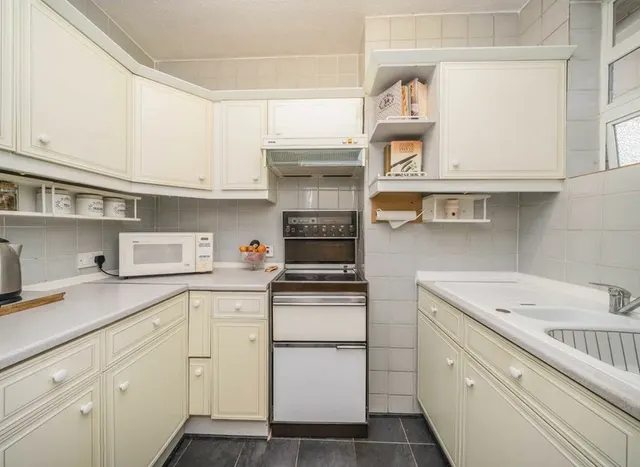 Photo 3 — Sheen Road, Richmond, TW9