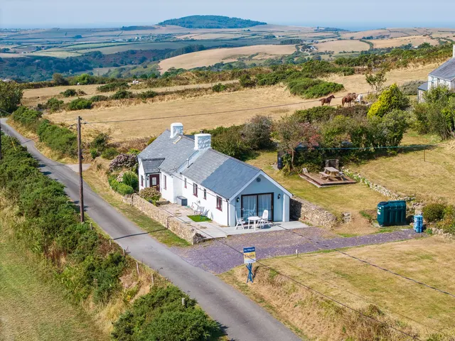 Photo 2 — Tyddyn Difyr, Garnfadryn, Pwllheli, Gwynedd, LL53 8TG
