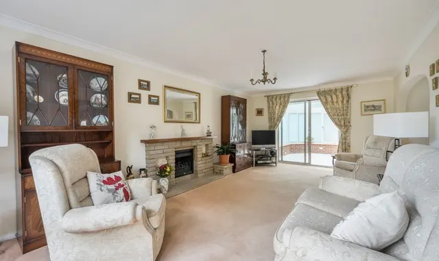 Roebuck Close, Ashtead, KT21, photo 3
