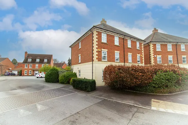 Harrow Road, Fleet, GU51 1JD, photo 1