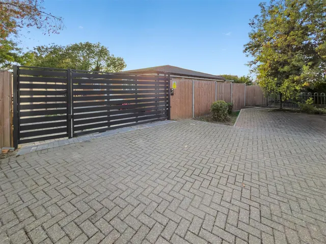 Invicta Close, Feltham, photo 2