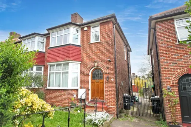 Abbotsford Gardens, Woodford Green, IG8