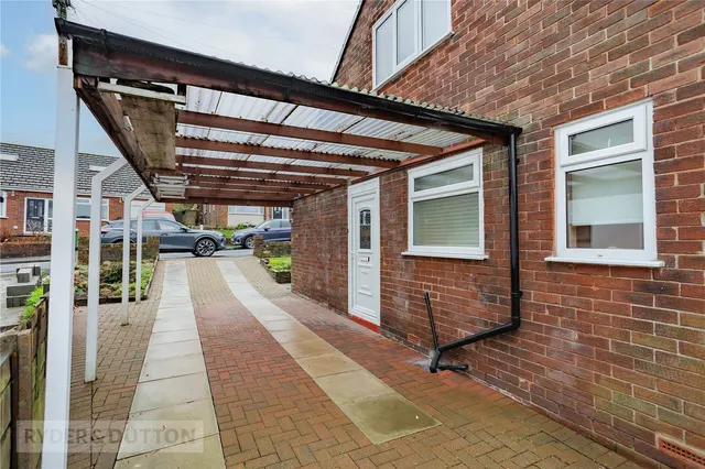 Dacres Drive, Greenfield, OL3, photo 2