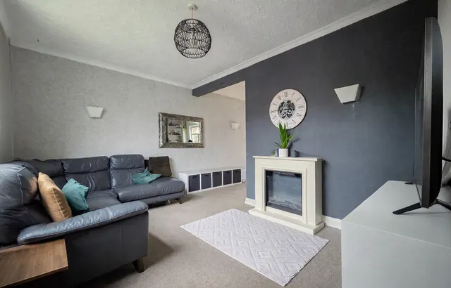Glenboro Avenue, Elton, BL8, photo 2