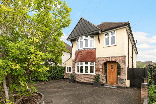 Hare Hill, Row Town KT15 1DJ, photo 1