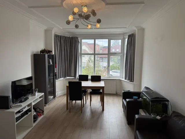 Photo 2 — 2 bed flat to rent The Vale, Childs Hill, London NW11
