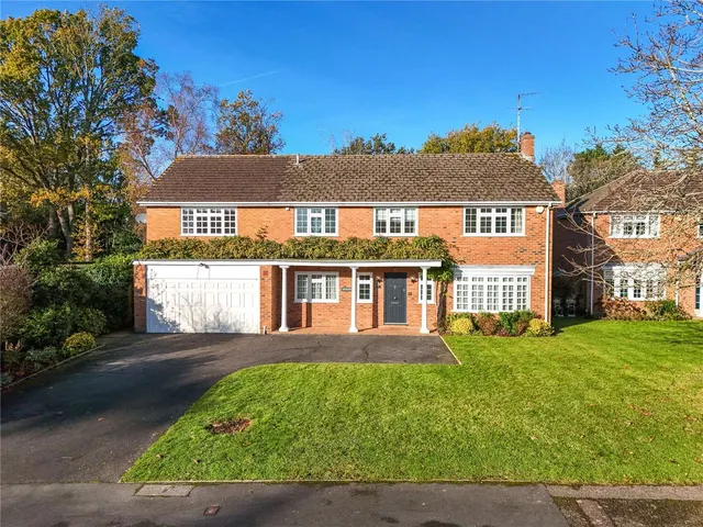 Pine Walk, Cobham, Surrey, KT11 2HJ, photo 1