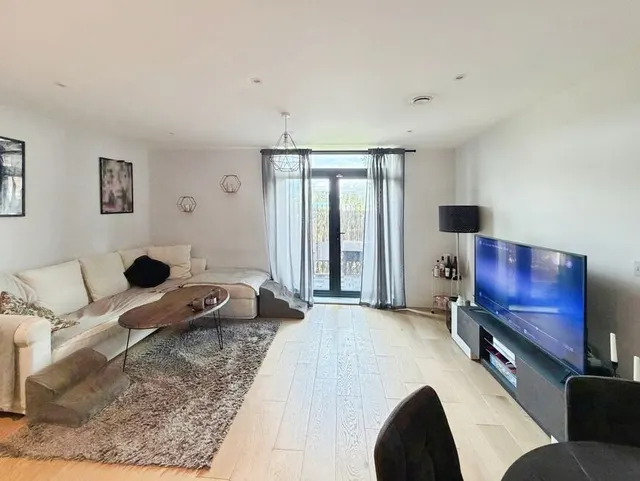 Photo 3 — Cassio Road, Watford, Hertfordshire, WD18