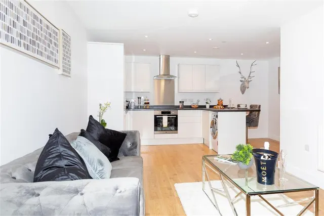 Marketfield Way, Redhill, RH1, photo 3