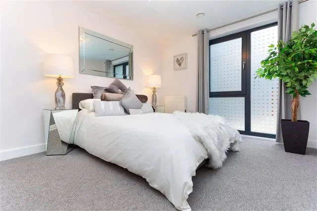 Marketfield Way, Redhill, RH1, photo 2